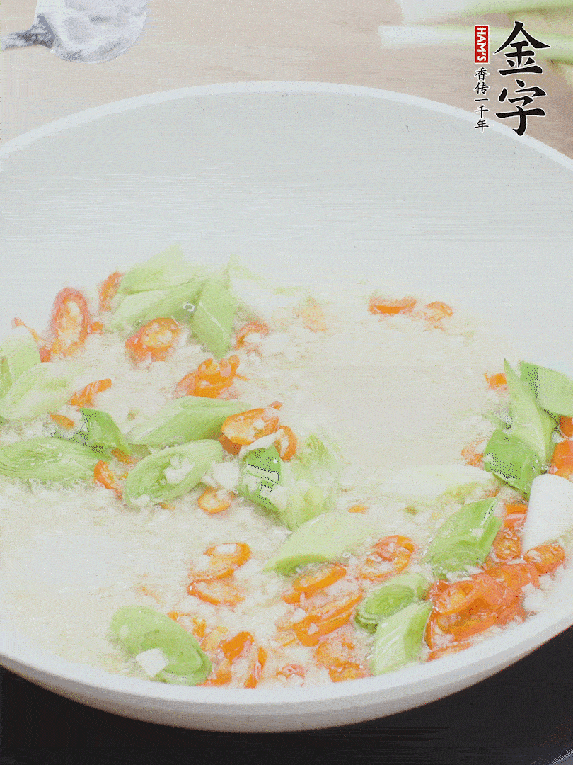 油5成熱時(shí)，下蒜末、辣椒、蒜白煸炒。