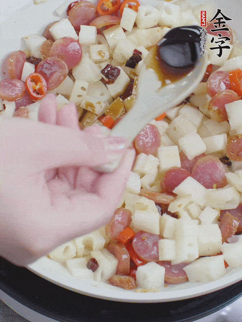 下藕丁，加生抽、香醋、白糖、鹽翻炒均勻。