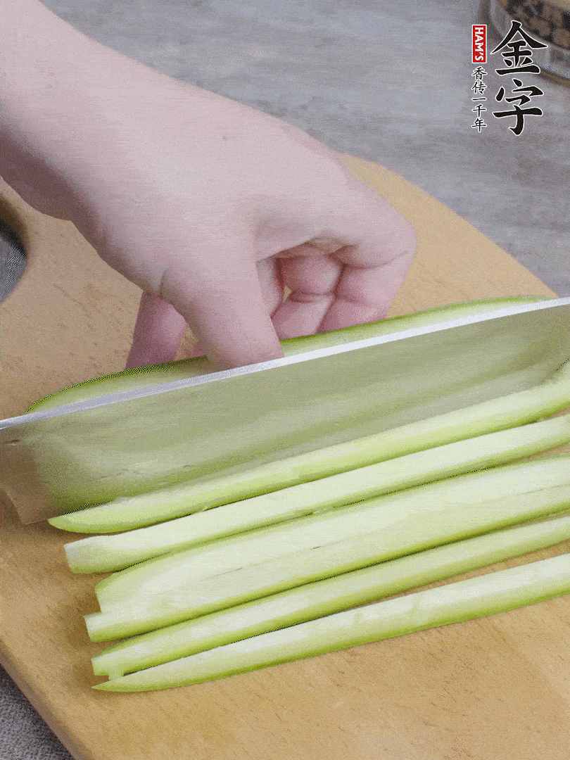 西葫蘆對(duì)半切，去瓤切條。