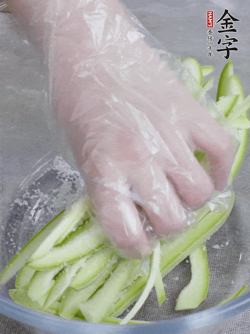 加鹽腌制15分鐘，清洗后擠干水份。