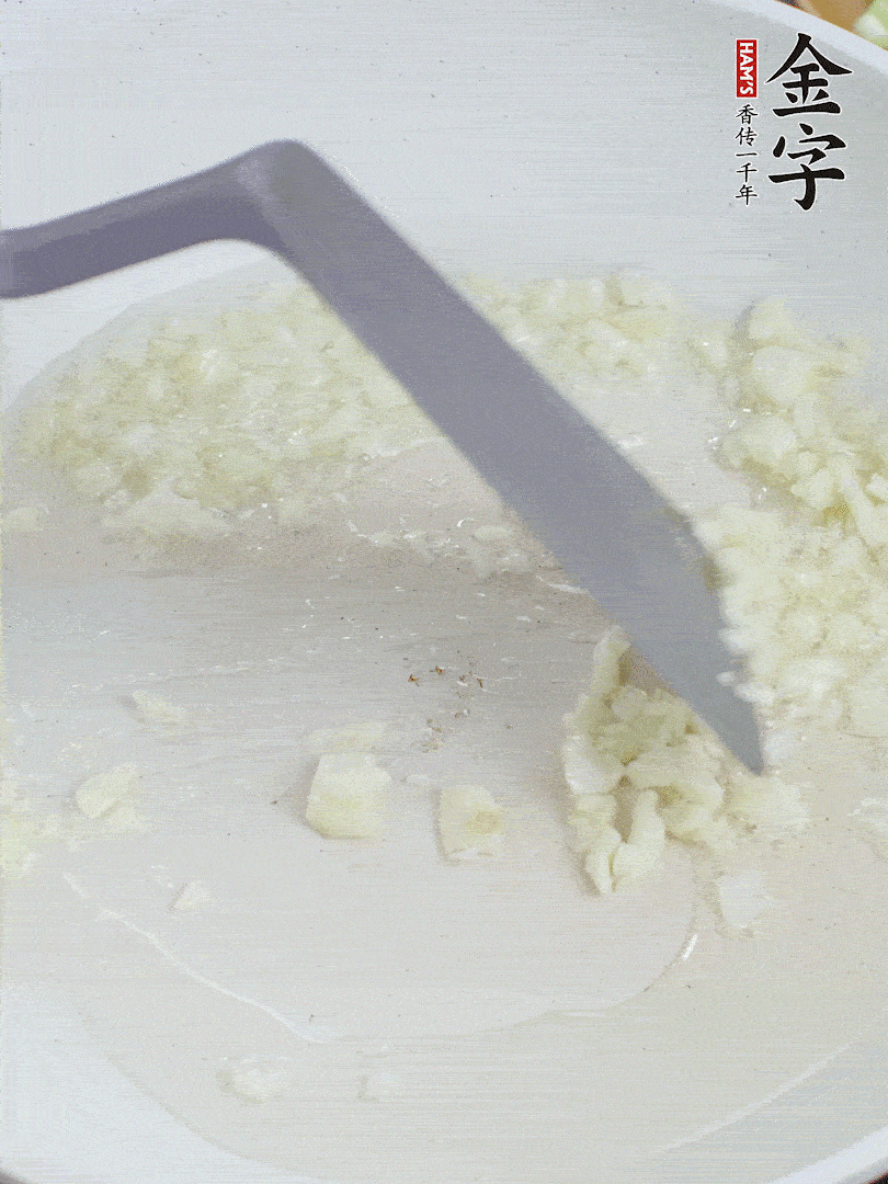 冷鍋熱油，下大蒜煎至兩面微黃。