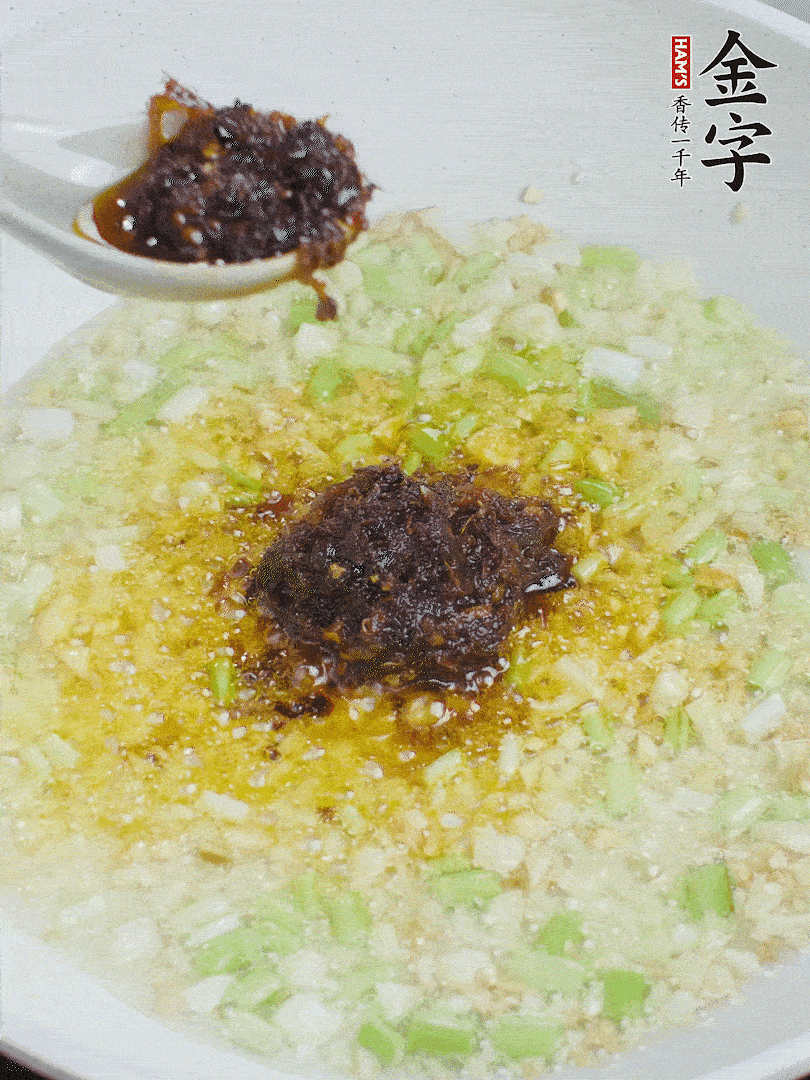 下蔥姜、1大勺金字火腿大師醬爆香。