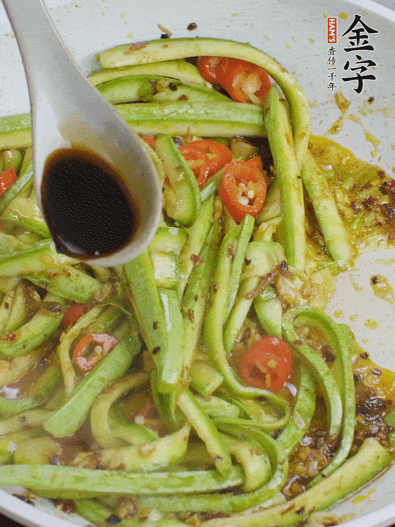 下西葫蘆，加1勺生抽、半勺蠔油、辣椒圈翻炒至斷生。