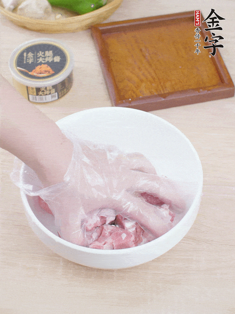 豬小排，加1勺料酒、1勺蠔油、1/3勺白胡椒粉、淀粉，抓拌均勻腌漬30分鐘。青椒去蒂去籽切塊。洋蔥去皮切塊。