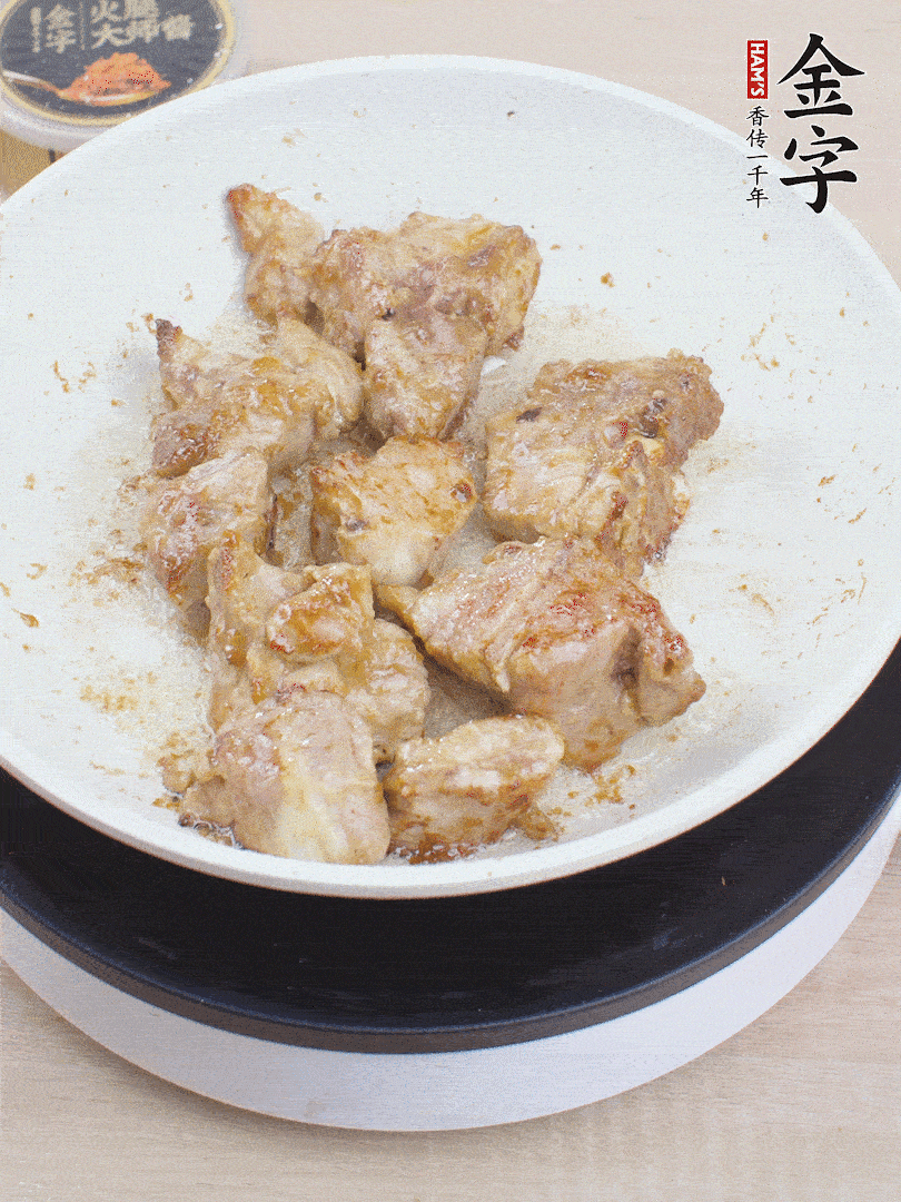 油4成熱，下小排煎炒至邊緣微微發(fā)焦。