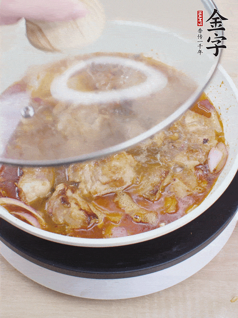 下小排翻炒，加1勺生抽、1點(diǎn)白砂糖和少許水燜2分鐘。