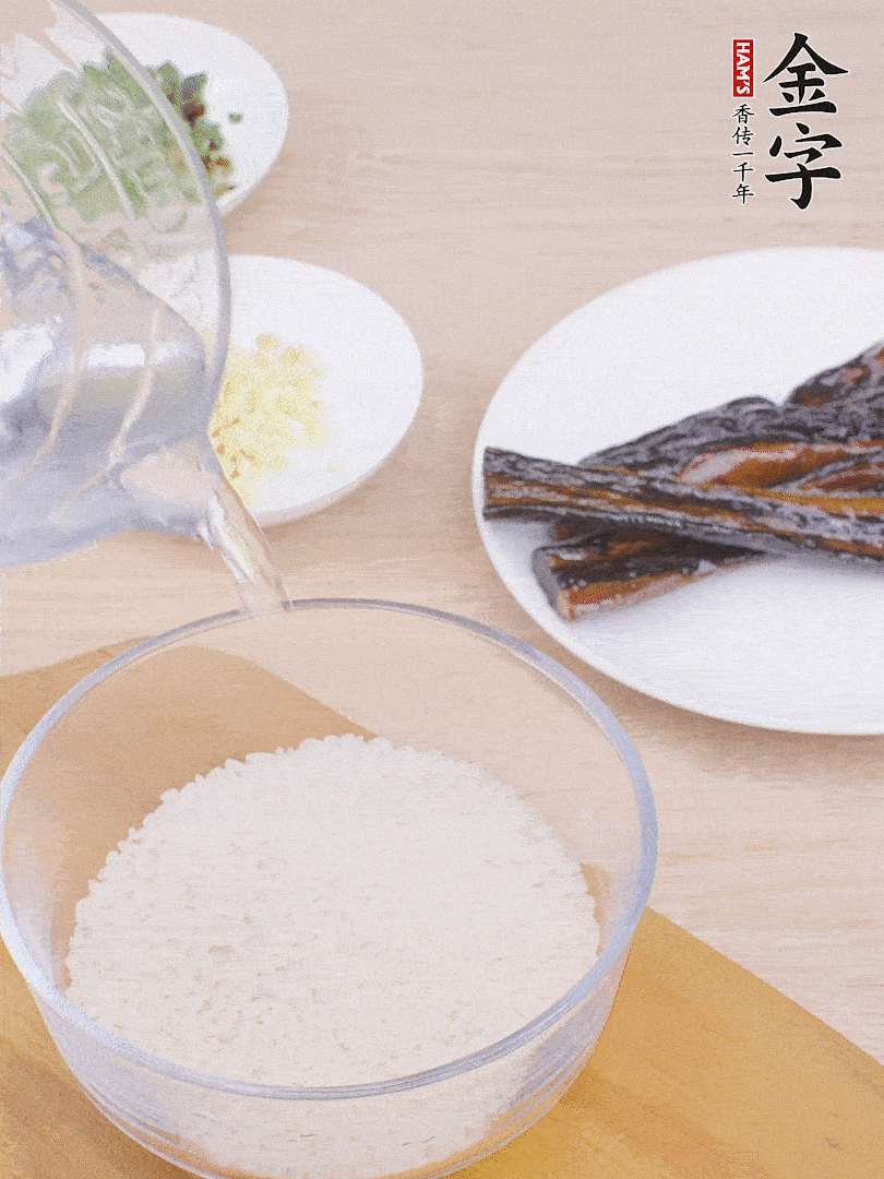 大米提前用清水浸泡1小時。