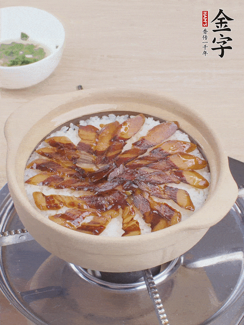 快收水時，鋪醬油肉，鍋邊淋點油，轉(zhuǎn)動砂鍋，燜煮2分鐘。