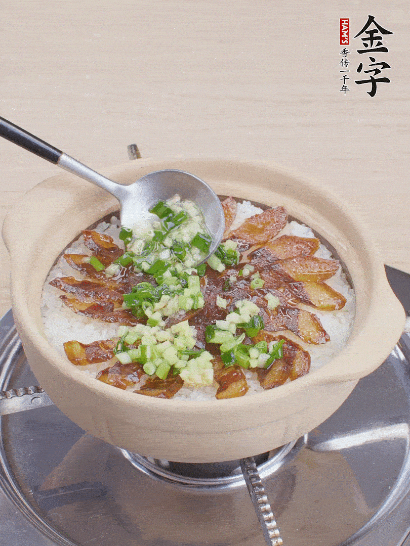 倒蔥姜醬再燜1分鐘。（也可以淋點生抽）