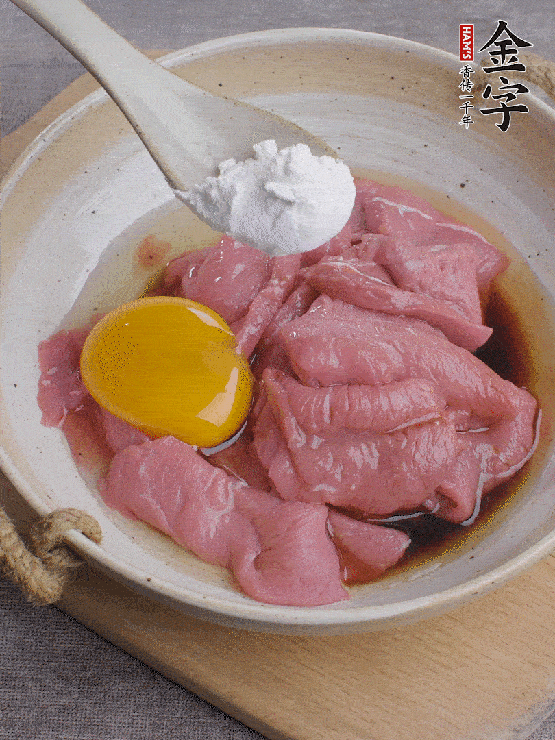 牛肉切片，雞蛋1個(gè)、水2勺、料酒1/2勺、生抽1/2勺、生粉1勺腌15分鐘。