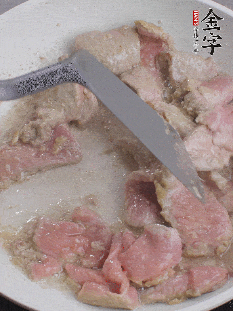 鍋中少油，下牛肉炒至變色。（盛出來(lái)）