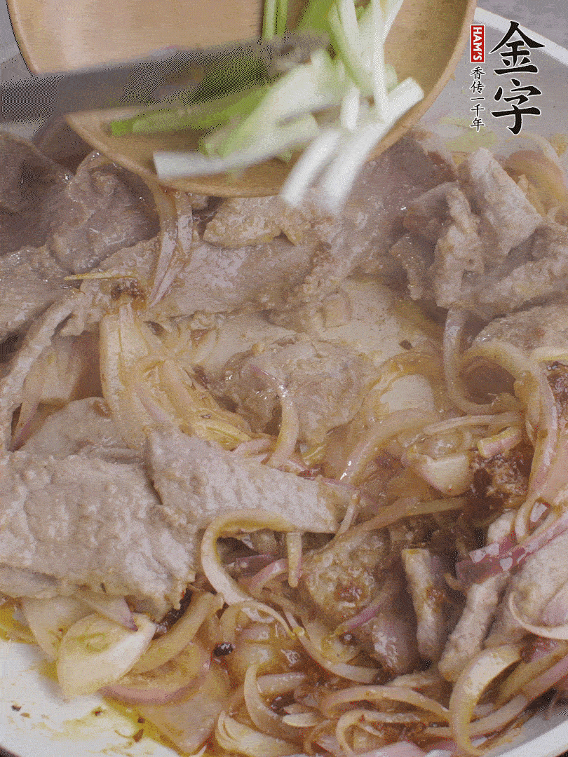 下牛肉、蔥段快炒。