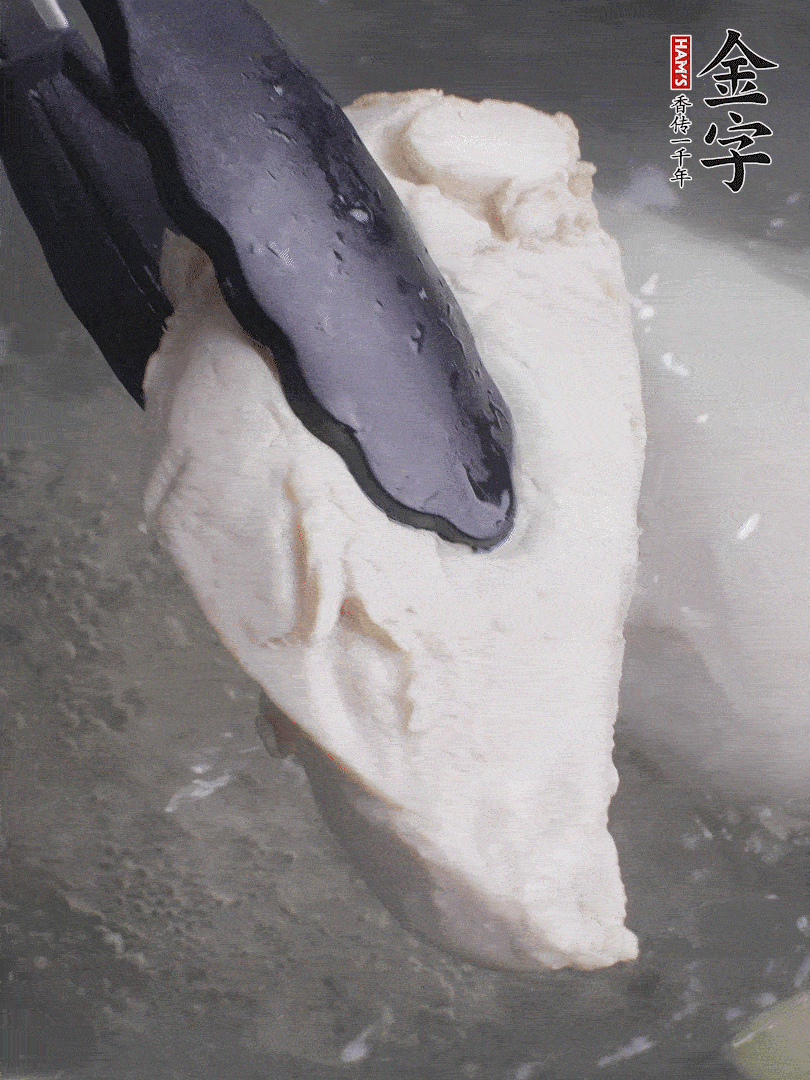 雞胸肉冷水下鍋，加姜片煮熟。過冰水撕成細絲。