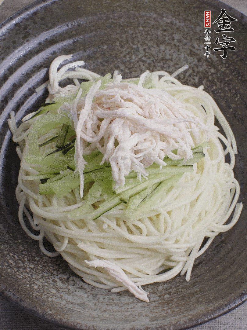 堿水面（熟）倒入大碗中，鋪上黃瓜絲、雞絲。