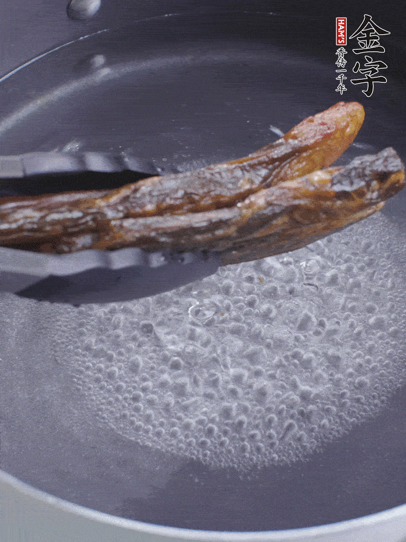 金字醬油肉水煮15分鐘，切薄片。