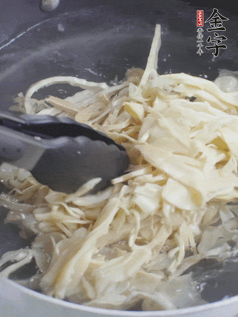 糯米筍焯水1分鐘，過涼水，擠干水份。