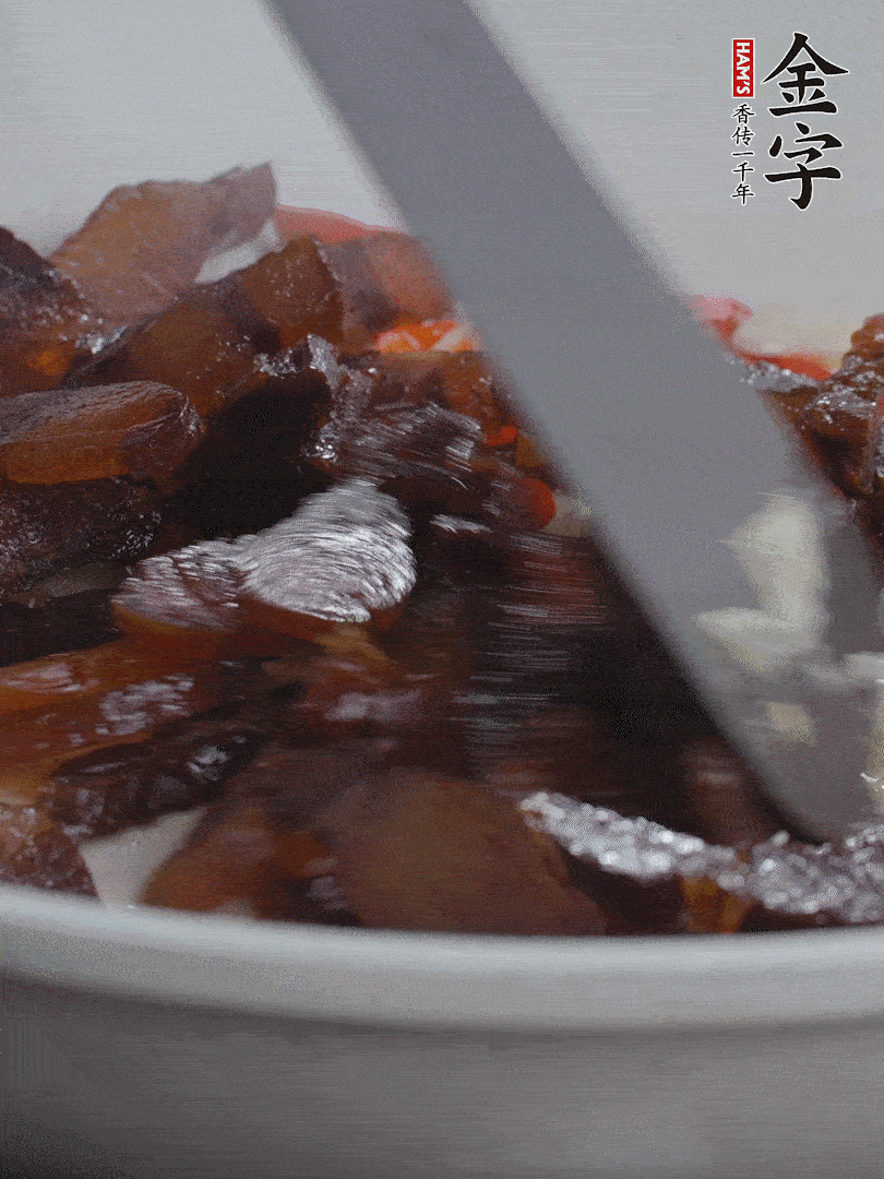 下醬油肉，煸出油脂。