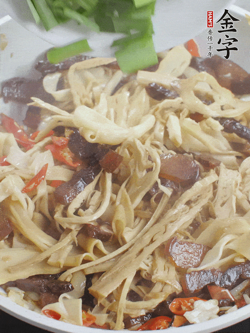 翻炒均勻，下蒜葉。