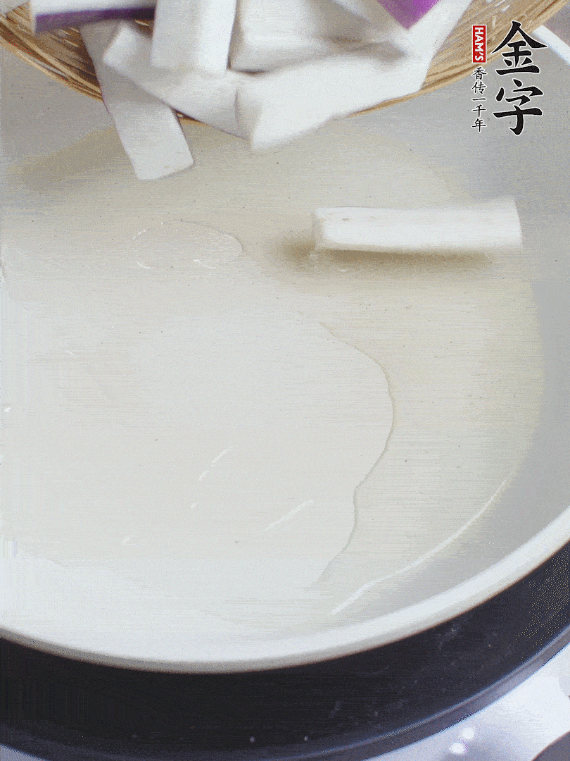 杭茄洗凈去蒂，縱向剖成4份，切成長10cm左右的段。白洋蔥切絲?？谀⑾磧羧サ舯?。紅椒切菱形片。