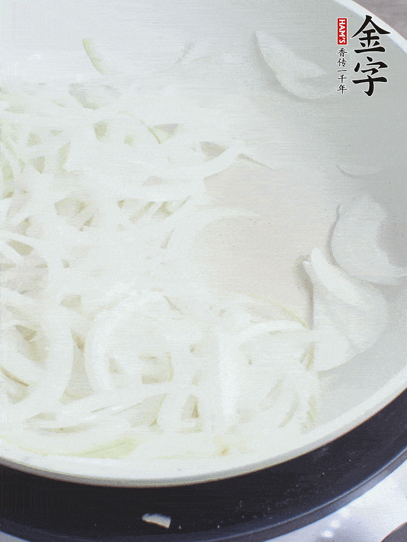 油熱下洋蔥絲、紅椒炒出香味。