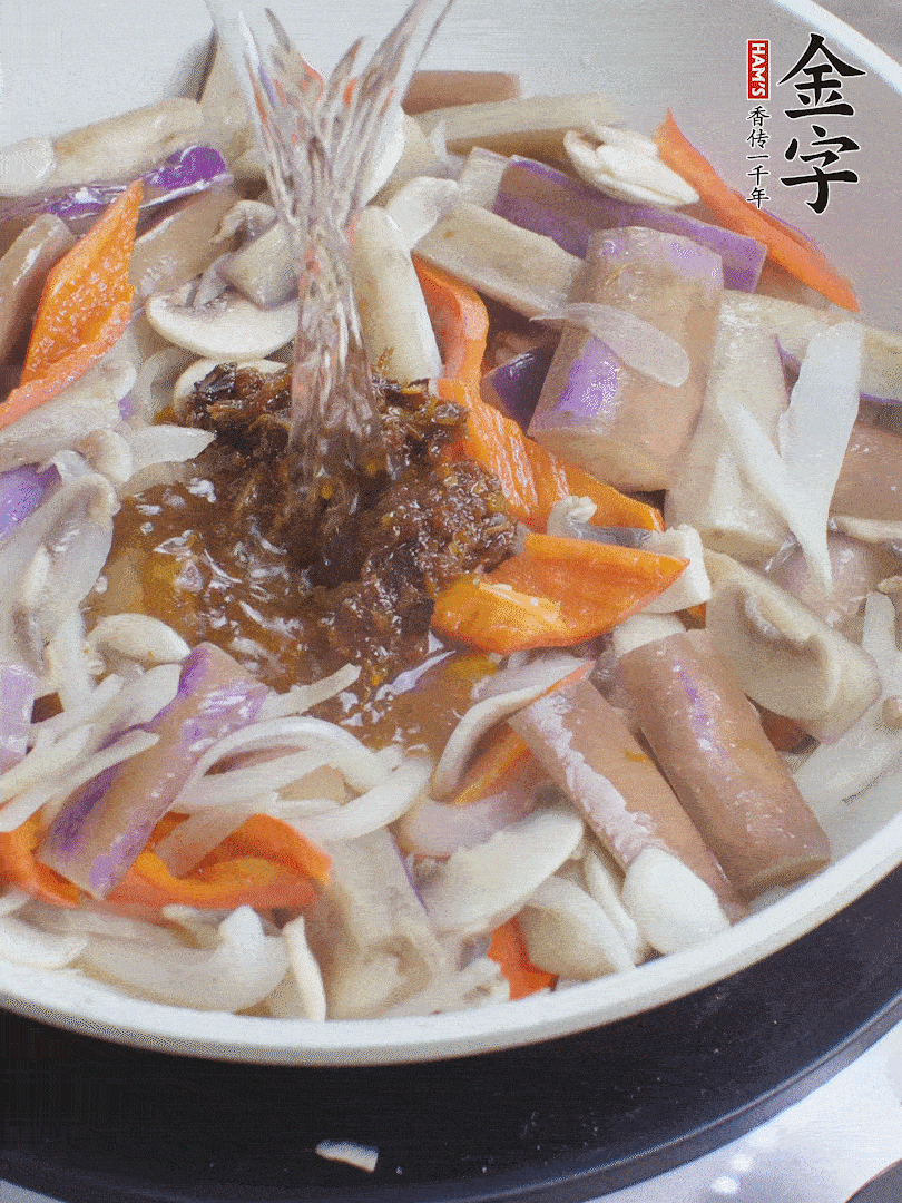 下茄子、口蘑，淋入料汁，加熱水份收干。