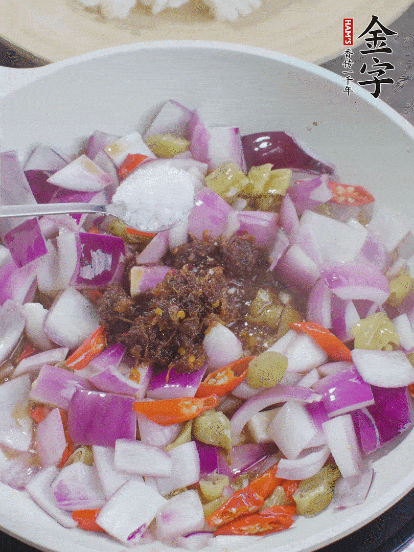 加1大勺金字火腿大師醬、2勺生抽、1勺糖，翻炒。