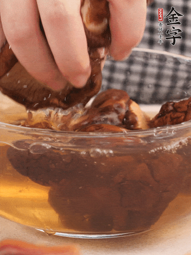 干香菇溫水泡發(fā)，去蒂洗凈切十字。