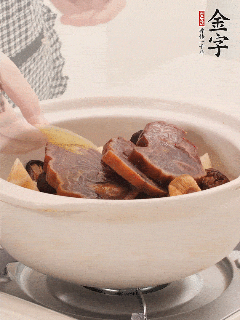 火腿、蓮藕、香菇放入砂鍋，加2片姜片，加水沒過1指。