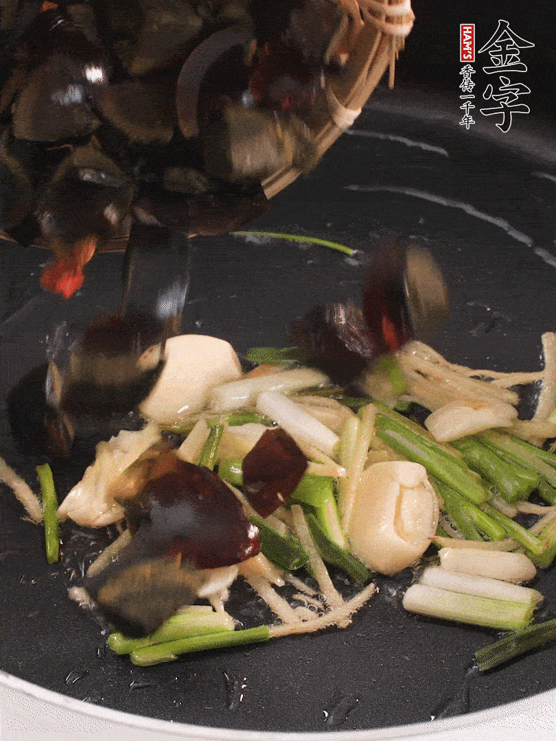 熱油爆香蔥姜，放入皮蛋翻炒至氣泡。