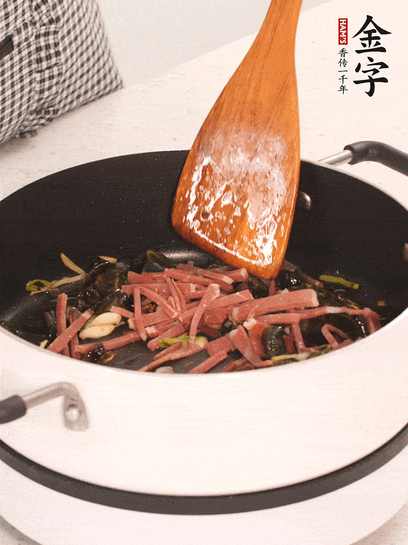 加入火腿煸炒一會(huì)，倒入開(kāi)水燉煮15分鐘。