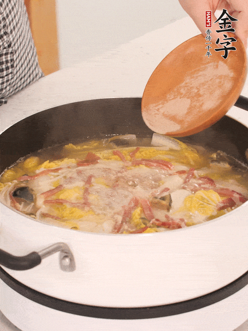 加適量的白胡椒調(diào)味。