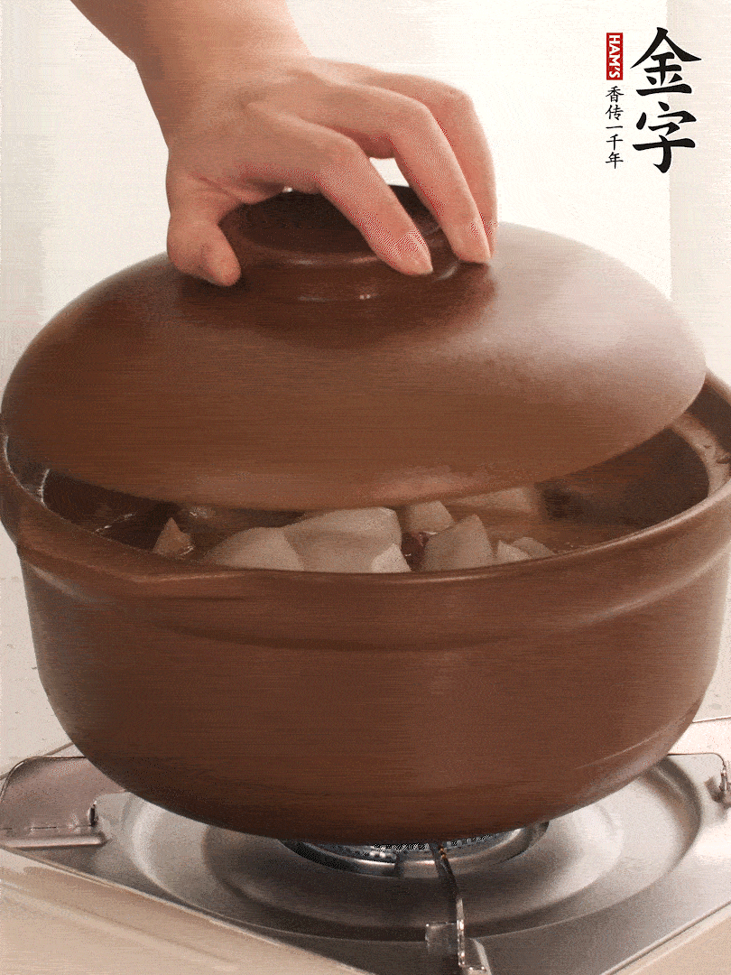 倒沒過食材的熱水，大火燒開。蓋上蓋子轉(zhuǎn)中小火，燉15-20分鐘。等蘿卜煮到喜歡的軟爛度就可以關(guān)火。