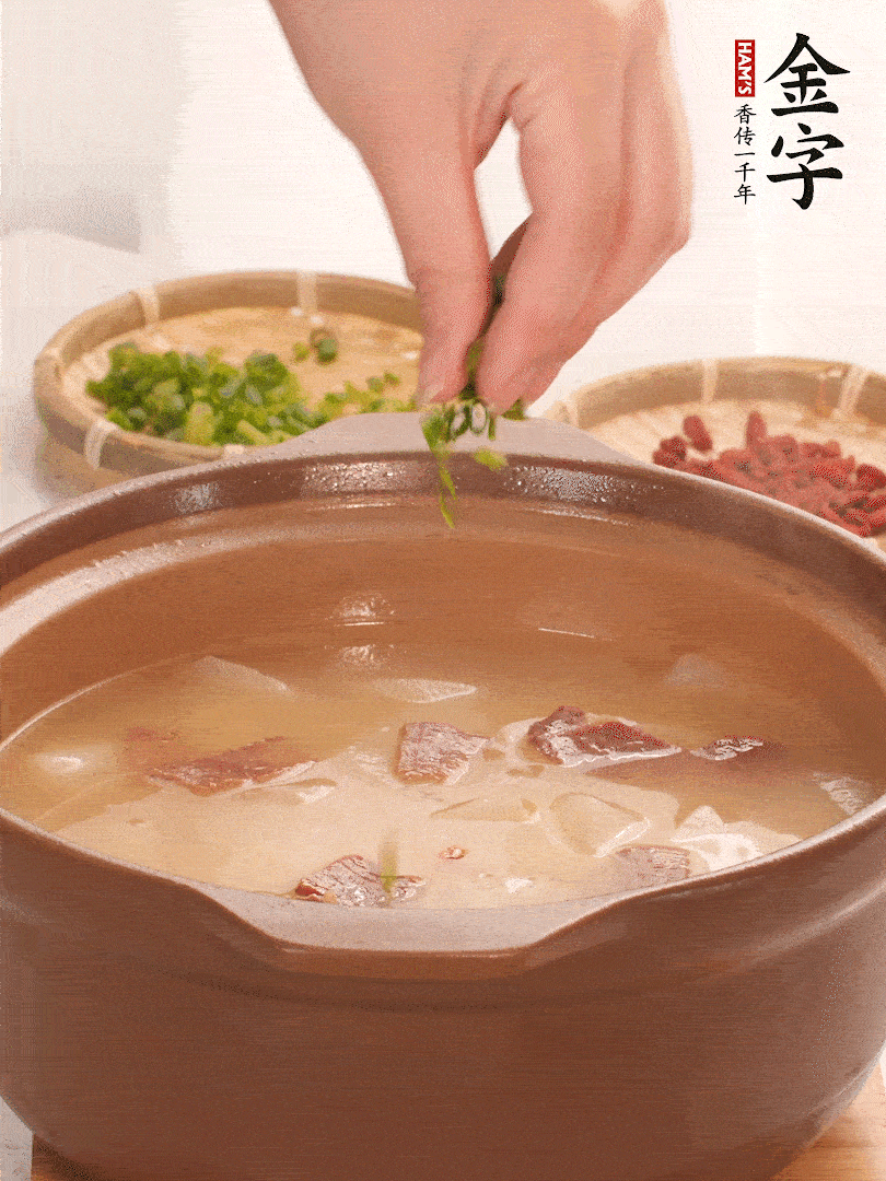 最后點(diǎn)綴點(diǎn)小蔥花、枸杞，增色提味。