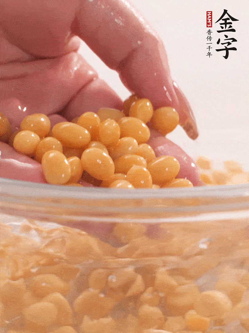 黃豆浸泡2小時，充分泡發(fā)，挑出干癟的不要。