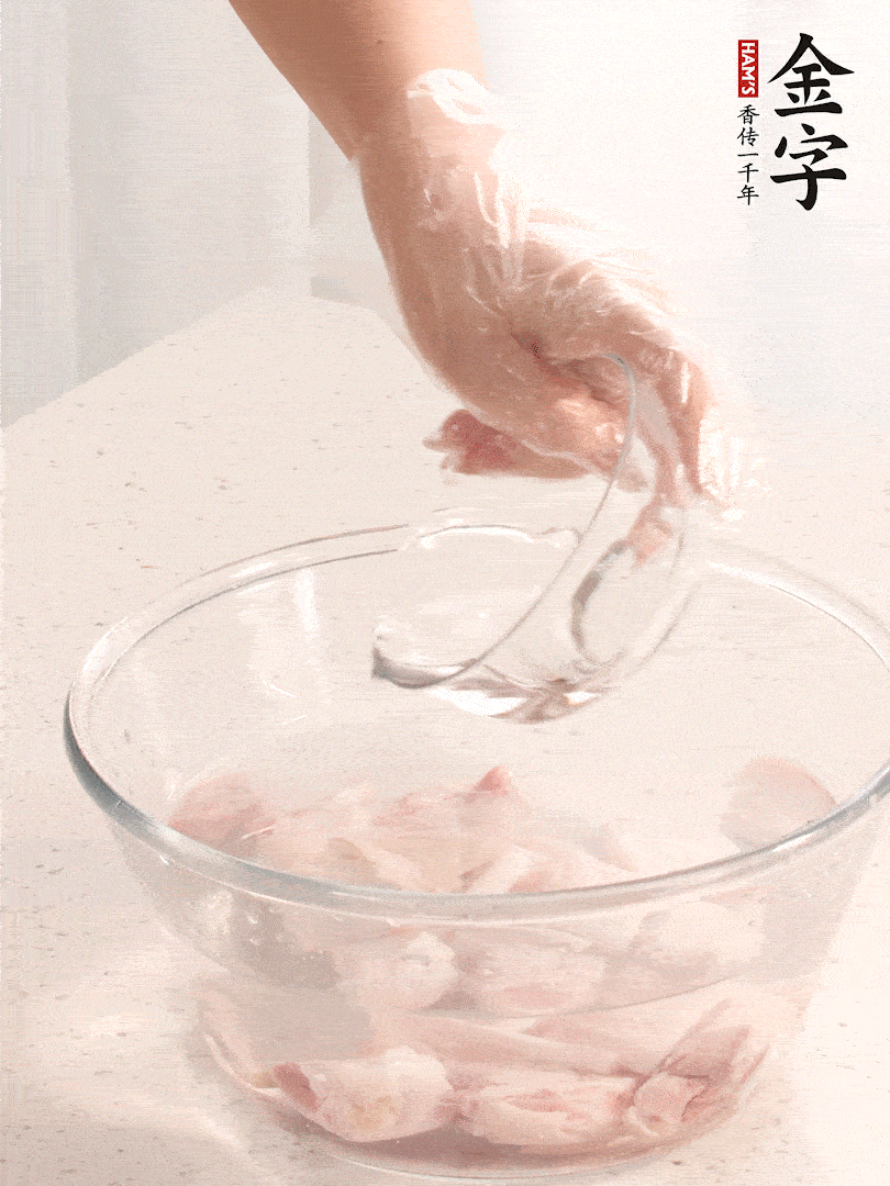 豬蹄除去雜毛、刮去油膩，斬成大塊，冷水浸泡半小時出血水，冷水下鍋，放入姜片、醋去腥，水燒開大約2分鐘，撈出。（白醋能夠讓豬蹄更白凈）