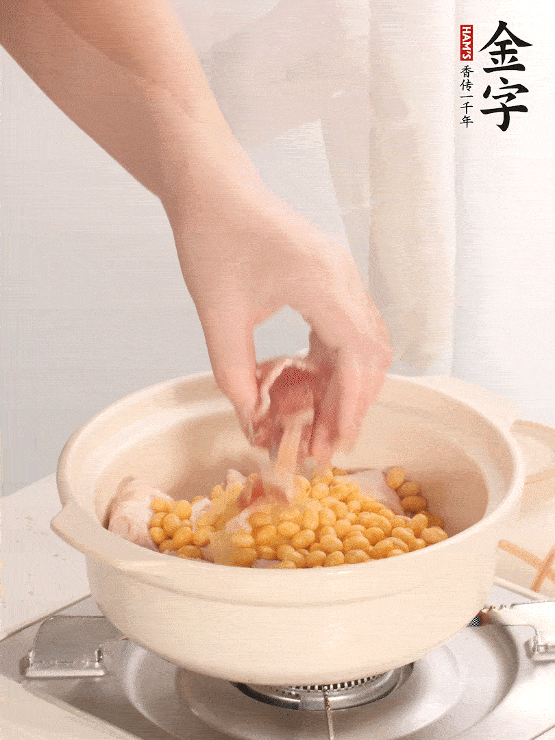 湯鍋放入豬蹄、姜片，加入黃豆、火腿，倒入足量的清水、適量料酒。