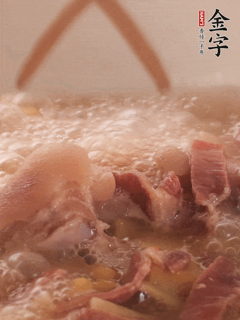 大火將水煮開后，蓋上鍋蓋，轉小火慢燉1個半小時。