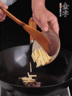 留少許余油，下姜絲、毛豆、火腿翻炒。