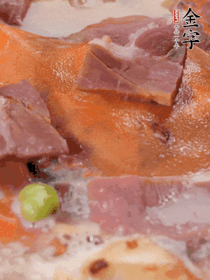 放適量料酒、清水煮到沸騰，再下蟹塊燜煮8分鐘。