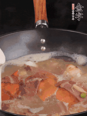 最后用面糊勾芡，燒至收汁，出鍋前撒點蔥段。