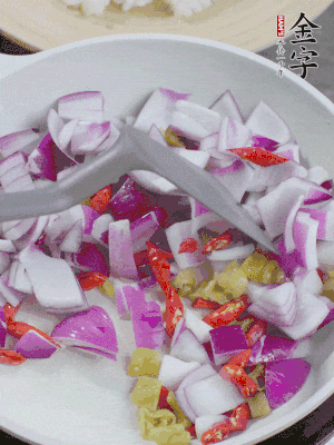 冷鍋熱油，下洋蔥、小米辣、泡椒，炒出香味。