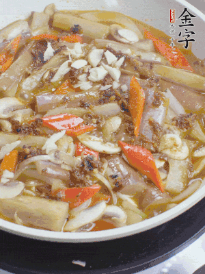 撒蒜末、香菜末。