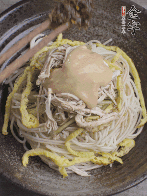 生抽1勺、醋1勺、芝麻醬1勺、金字火腿大師醬1勺。