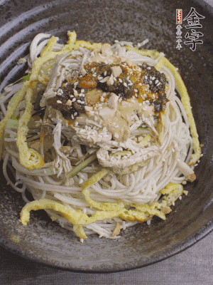 撒上花生碎、白芝麻、蔥花。