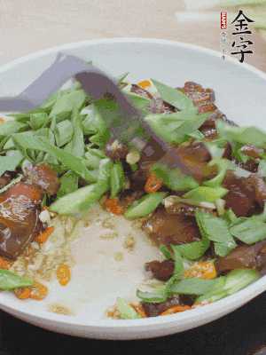 倒蒜葉翻炒均勻。