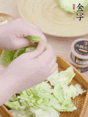卷心菜掰成小片。
