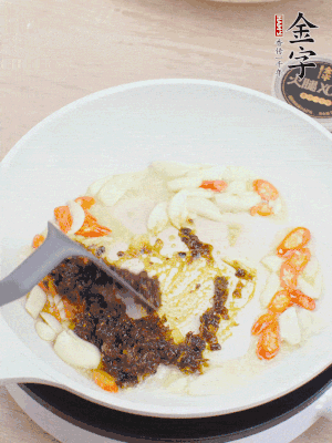 豬油下鍋，爆香蒜片、金字火腿XO醬。