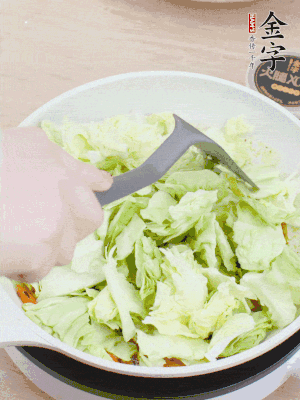 下卷心菜翻炒。