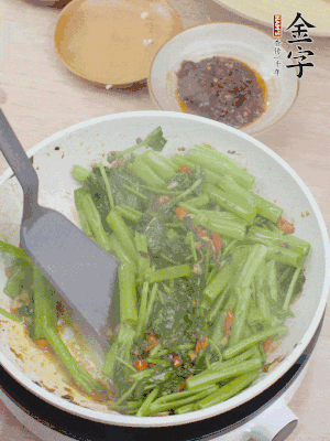 下空心菜炒軟。