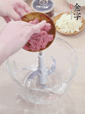 江南野筍干浸泡至軟；豬五花肉切薄片；腐皮改刀切成長方形。